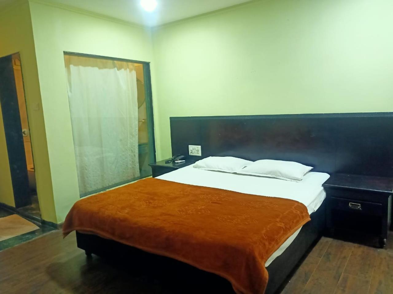 Hotel Skylark Nagpur Exteriör bild